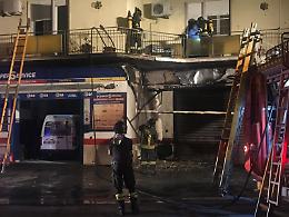 Fiamme in una palazzina, paura tra gli inquilini