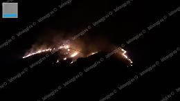 Devastante incendio a Pisterzo, la montagna brucia da dodici ore