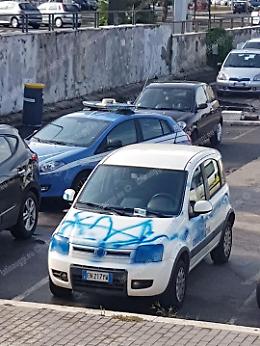 Vernice sull'auto e olio davanti alla porta, uffici comunali nel mirino