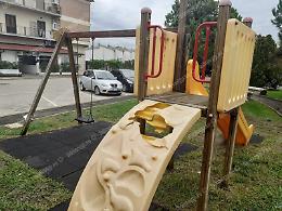 Danni nel parco in via Bellini, i vandali distruggono lo scivolo