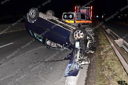 Lo sorpassano, poi la carambola: si ribalta con l'auto sulla Pontina