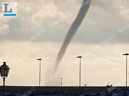 Anzio, le immagini di una spettacolare tromba marina vista dal porto