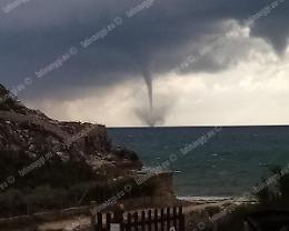 Una spettacolare tromba marina a largo della costa di Sabaudia