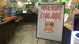 Entra nel bar per un caffè, gioca 3 euro al "10 e lotto" e ne vince 100mila