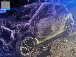 Auto elettrica prende fuoco: paura in strada della Segheria