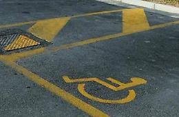 La vigilessa distratta e il parcheggio per disabili sempre occupato