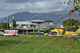 Incidente in un'azienda chimica, due operai cadono da quattro metri