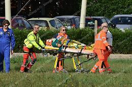 Incidente nell'azienda chimica: uno dei due operai è grave