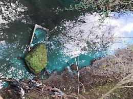 Pomezia, il fosso si colora di blu: un cittadino chiama i Forestali