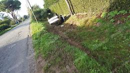 Si ribaltano con l'auto, paura per una madre con i figli