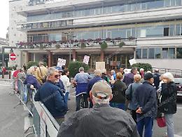 Ritardi per il nuovo depuratore, i cittadini protestano contro il Comune