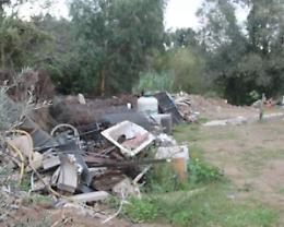 Rifiuti pericolosi sull'argine del fosso della Pescarella