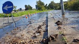 Fiume d'acqua allo svincolo della Pontina per un guasto