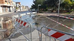 Strada chiusa per una perdita d'acqua, traffico in tilt