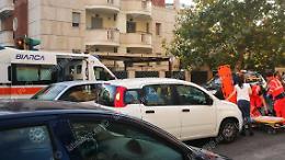Donna investita da un'auto mentre attraversa la strada in centro