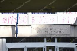 Vandali al liceo classico Alighieri, scritte offensive sui muri