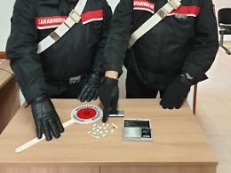 Reagisce al controllo dei carabinieri: nascondeva coca nei calzini