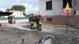 Grosso incendio in un capannone industriale, a rischio anche una casa