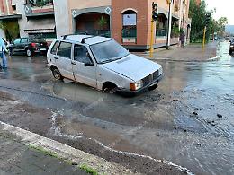 Si apre una voragine in strada, un' auto sprofonda in via Milazzo