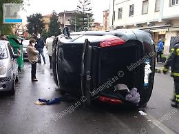 Urta un'auto in sosta e si ribalta, poi la carambola: grave un 74enne