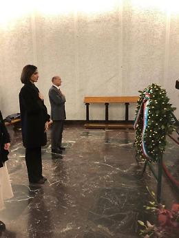 Nettuno, &laquo;Veterans Day&raquo;: Mara Carfagna in visita al Cimitero Americano