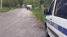 Maltempo, auto colpita da un albero si ribalta, feriti due ragazzi