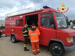 Maltempo, notte di interventi per i vigili del fuoco. Si cerca un uomo scomparso