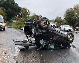 Si ribalta con l'auto sulla Pontina, ferita una donna