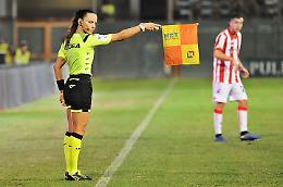 Annulla un gol all'Avellino, insulti sessisti a una guardalinee di Latina
