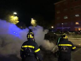 Fondi, automobile in fiamme in via Liguria. Gli accertamenti