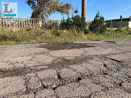 Strada Cerreto la Croce: vent'anni di buche nella via dimenticata