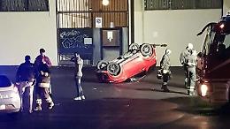 Sgommate nel parcheggio del Le Corbusier, microcar si ribalta