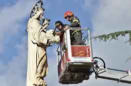 Latina, omaggio floreale dei vigili del fuoco alla Madonna in piazza San Marco