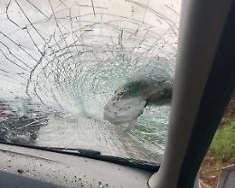 Una lastra di lamiera finisce su un'auto, sfiorata la tragedia ad Ardea