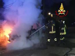 Due auto a fuoco nella notte in via Astura