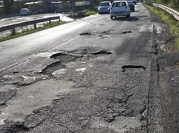 Ardea, via Laurentina ostaggio delle buche: è allarme