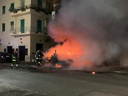 Paura nella notte a Nettuno per un incendio: in fiamme un camper