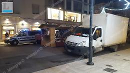 Furgone entra per sbaglio nella ztl tra le casette di Natale e trancia un cavo