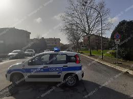 Raffiche di vento, ad Aprilia alberi caduti e quartieri isolati