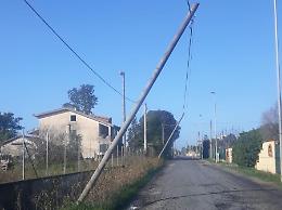 Pali pericolosi su via Valtellina, da due giorni nessuno interviene