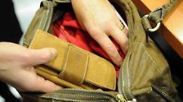 Trova una borsa con carte di credito e 400 euro e la restituisce