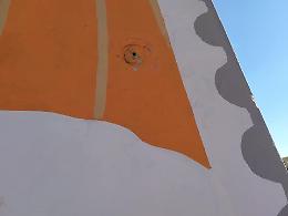 Vandali in via Moro, furti e danni al murales per abbellire il quartiere