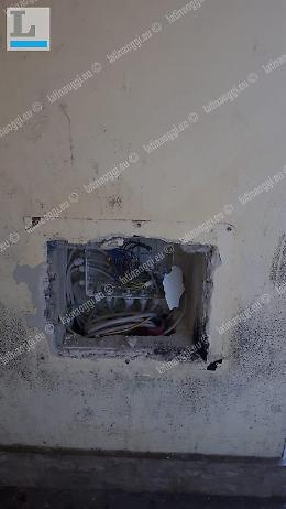 Fa esplodere un petardo nella scatola elettrica e danneggia il municipio