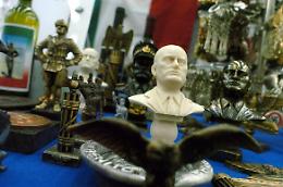 Mercatini dell'usato, stop ai calendari di Mussolini e a cimeli apologetici