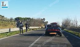 Esce con l'auto dalla carreggiata e impatta sul guardrail