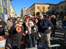 Doni e dolci ai bambini in piazza per la festa dell'Epifania