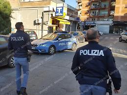 Bandito armato di pistola nella tabaccheria, la rapina è interminabile