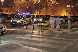 Un'auto gli passa sul piede, la polizia locale multa il pedone