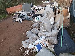 [FOTO] Nettuno, via Vallepietra invasa dai rifiuti: &egrave; emergenza