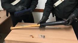 In auto con droga, contanti, una mazza da baseball e una spranga: denunciati